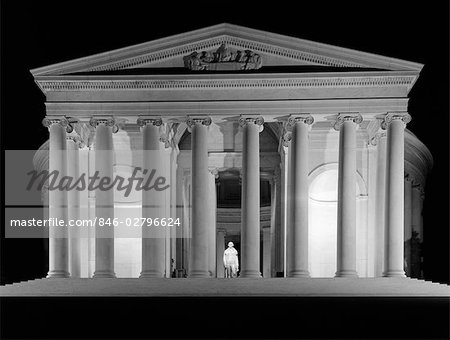 JEFFERSON MONUMENT LIT UP AT NIGHT