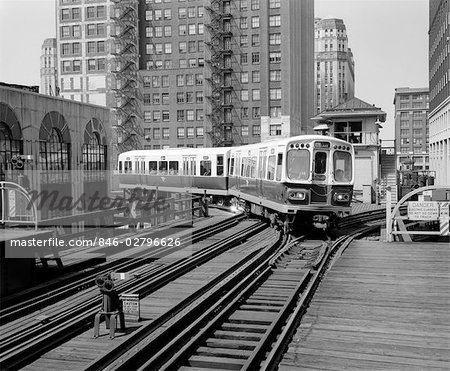 ANNÉES 1970 ANNÉES 1960 CHICAGO PUBLIC TRANSPORT EL TRAIN PASSANT DANS LA BOUCLE SUR WELLS STREET