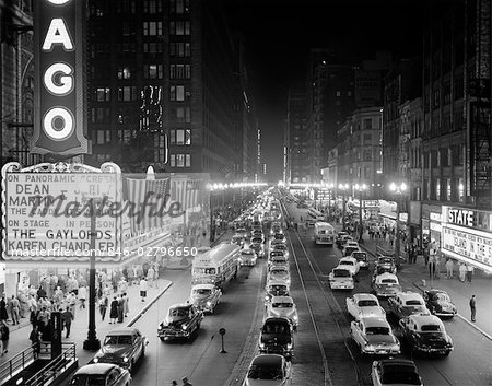 1950ER JAHRE 1953 NACHTSZENE VON CHICAGO STATE STREET MIT VERKEHR UND FILM MARQUEE MIT FUßGÄNGER AUF DEN BÜRGERSTEIGEN