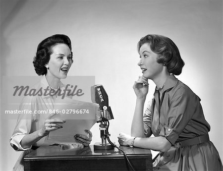 ANNÉES 1950 DEUX FEMMES FAISANT LA RADIO DIFFUSION INTÉRIEURE