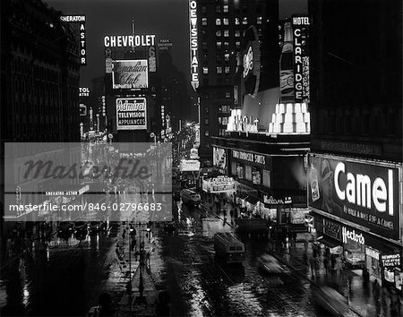 ANNÉES 1950 TIMES SQUARE NUIT DE TIMES BUILDING JUSQU'AU NÉON DUFFY SQUARE SIGNE BROADWAY EXCELLENT MOYEN BLANC