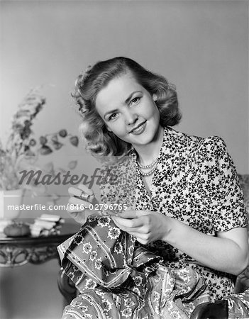 1940s WOMAN SEWING