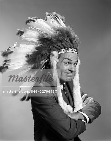 1960s PORTRAIT MAN WEARING INDIAN CHIEF FEATHERED HEADDRESS