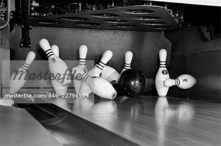 GROS PLAN DES ANNÉES 1960 DES GOUPILLES DE FRAPPER DE BOULE DE BOWLING