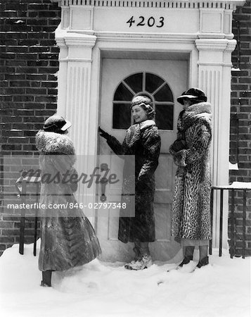 1930ER JAHREN 3 FRAUEN FUR COATS RING TÜR BELL FRONT TÜR BACKSTEINGEBÄUDE SCHNEE TRAGEN HÜTE HANDSCHUHE STIEFEL FASHION BESUCH KALT