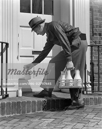 ANNÉES 1940 MILKMAN PARAMÈTRE BOUTEILLES EN VERRE DE LAIT ET DE CRÈME EN FACE DE LA PORTE