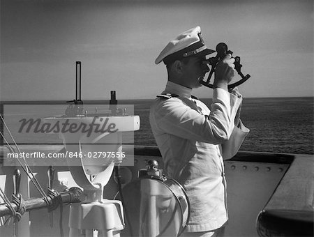 1940ER JAHRE MANN SEEMANN KAPITÄN OFFIZIER MIT SEXTANT AUF DER BRÜCKE DES SCHIFFES NAVIGATION BREITENGRAD LÄNGENGRAD BERECHNUNG NAVY