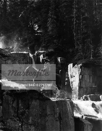 ANNÉES 1930 ANNÉES 1920 COWBOY SUR CHEVAL DE CASCADE AU PINE FOREST GÉANTS ÉTAPES PARADISE VALLEY CANADA FRONTIÈRE OCCIDENTALE