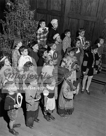 DES ANNÉES 1950 ÉCOLIERS IN CHRISTMAS PAGEANT COSTUMES MULTICULTURELLE DIVERSE GARÇONS FILLES CLASSE JOUER ELEMENTARY SCHOOL