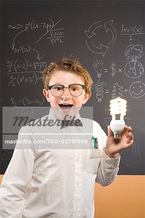 Garçon tenant l'ampoule CFL