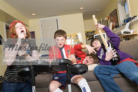 Enfants jouent le jeu vidéo