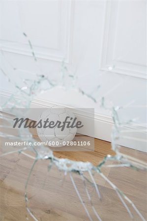 Ballon de soccer et fenêtre brisée