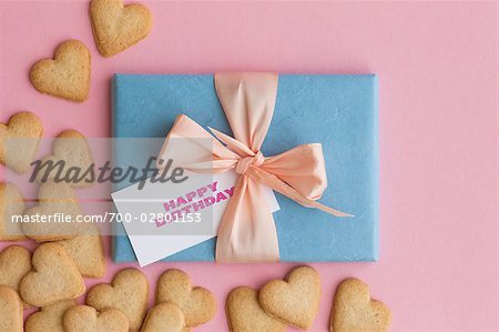 Cadeau d'anniversaire et le coeur en forme de Cookies Cadeau d'anniversaire et le coeur en forme de Cookies