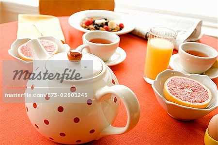 Gesundes Frühstück trockenes Getreide und Früchte mit Tee