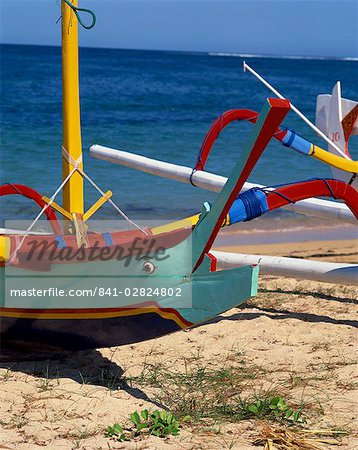 Nahaufnahme der Bug von einem Fischerboot Ausleger auf Sanur Beach, Bali, Indonesien, Asien