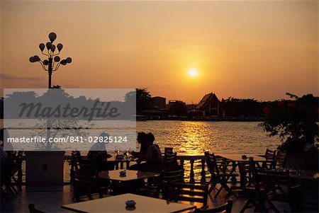 Coucher de soleil sur la rivière de Chao Phya depuis la terrasse du Oriental Hotel, Bangkok, Thaïlande, Asie du sud-est, Asie
