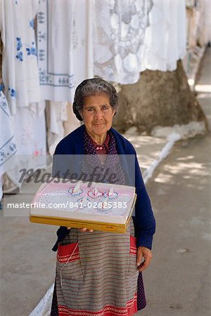 Femme vendant des tapis faits à la main, Kritsa, près d'Agios Nikolas, Crète, îles grecques, Grèce, Europe