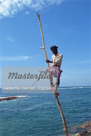 Pêcheur sur pilotis, près de Galle, Sri Lanka, Asie