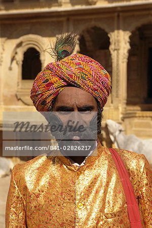 Mann mit einer sehr, sehr lange Schnurrbart, Jaisalmer, Bundesstaat Rajasthan, Indien, Asien