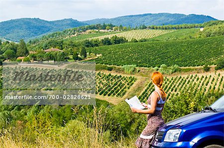 Carte de lecture route femme perdue, Chianti, Toscane, Italie