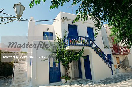 Weißes Haus mit blauen Türen und Fensterläden auf Mykonos, Kykladen, griechische Inseln, Griechenland, Europa