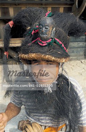 Portrait d'un guerrier traditionnel, village de Bawomataluo, île de Nias, Indonésie, Asie du sud-est, Asie