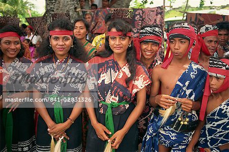 junge menschen tragen ikat entwurfe sumba indonesien sudostasien asien stockbilder masterfile lizenzpflichtiges kunstlerverzeichnis robertharding bildnummer 841 02831326