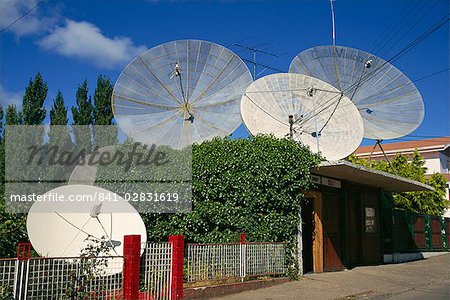 Antennes paraboliques, Castro, l'île de Chiloé, au Chili, en Amérique du Sud