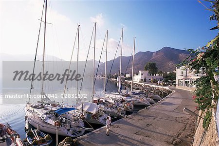 Yachts, Livadhia, île de Tilos, Dodécanèse, Grèce, Europe