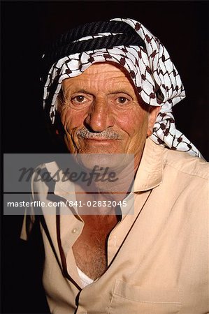 Portrait d'un homme âgé portant un chapeau traditionnel, un gardien au Musée du Folklore, Amman, Jordanie, Moyen-Orient