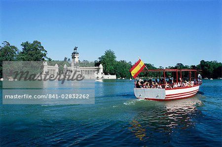 Tourist boat on lake, Parque del Retiro, Madrid, Spain, Europe Tourist boat on lake, Parque del Retiro, Madrid, Spain, Europe