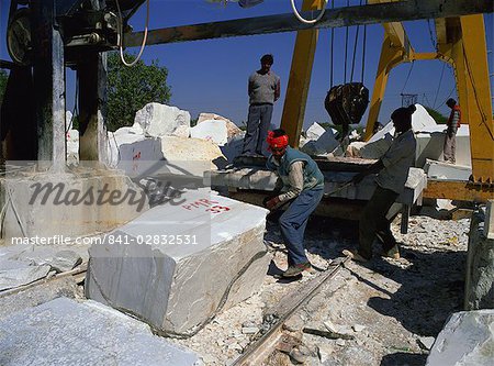 Manutention des blocs de marbre dans l'une des carrières au nord de Udaipur, Rajasthan, Inde, Asie