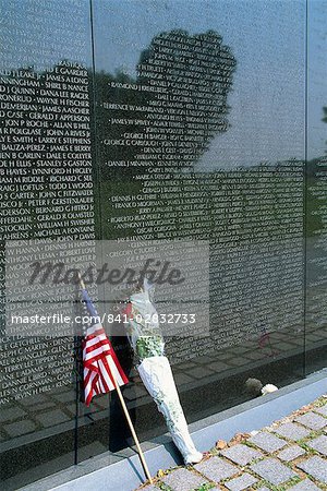 Drapeau et fleurs dans la liste des noms sur le Vietnam Veterans Memorial à Washington D.C., États-Unis d'Amérique, l'Amérique du Nord