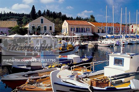 Bateaux dans le port de Fiscardo, Céphalonie (Kefallinia), îles Ioniennes, Grèce, Europe
