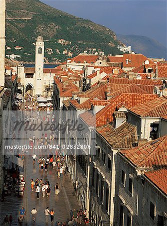 Regardant vers le bas de la rue principale (Placa) à la tour de l'horloge, Dubrovnik, Croatie, Europe
