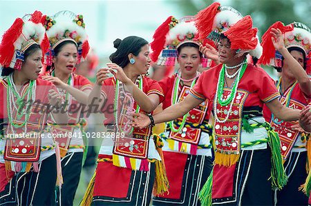 Un groupe de femmes des tribus Hwalien en costume traditionnel au cours de la fête de la moisson, août-septembre, à Taiwan, Asie