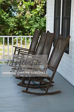 Rockende Stühle auf der Veranda von Eldora State House, Eldora, Canaveral National Seashore, Florida, USA