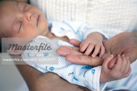 Maman bébé nouveau-né dort Holding