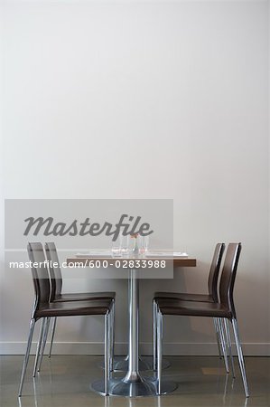 Table à manger et chaises vides