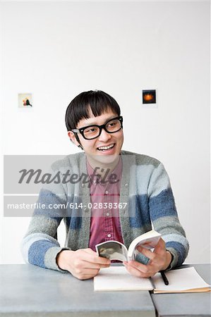 Jeune homme avec livre