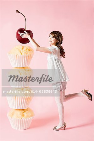 Frau mit Kirsche und cupcakes