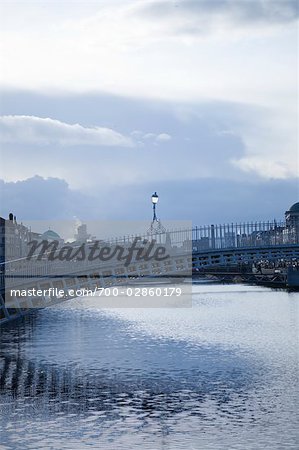 Le Penny Bridge, la rivière Liffey, Dublin, Irlande