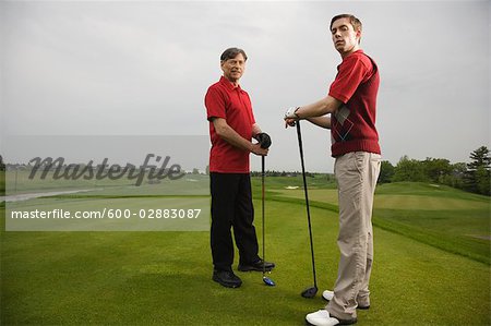 Père et fils à jouer au golf
