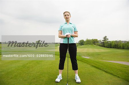 Porträt der Frau stehen am Golfplatz