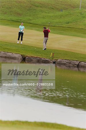 Couple jouer au Golf