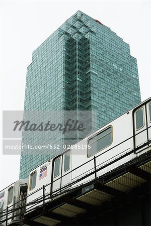 Métro surélevé, immeuble de bureaux en arrière-plan, vue d'angle faible