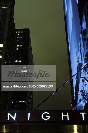 Zeichen angezeigte Wort ""Nacht"", Hochhäuser im Hintergrund, low Angle view