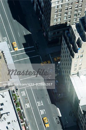 Vue aérienne de taxis sur la rue bordée d'immeubles de grande hauteur