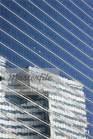 Reflexion der aufbauend auf Witwen aus Stahl und Glas hohe Aufstieg Bürogebäude, zugeschnitten