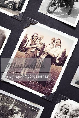 Photo d'une jeune famille en vieil Album Photo